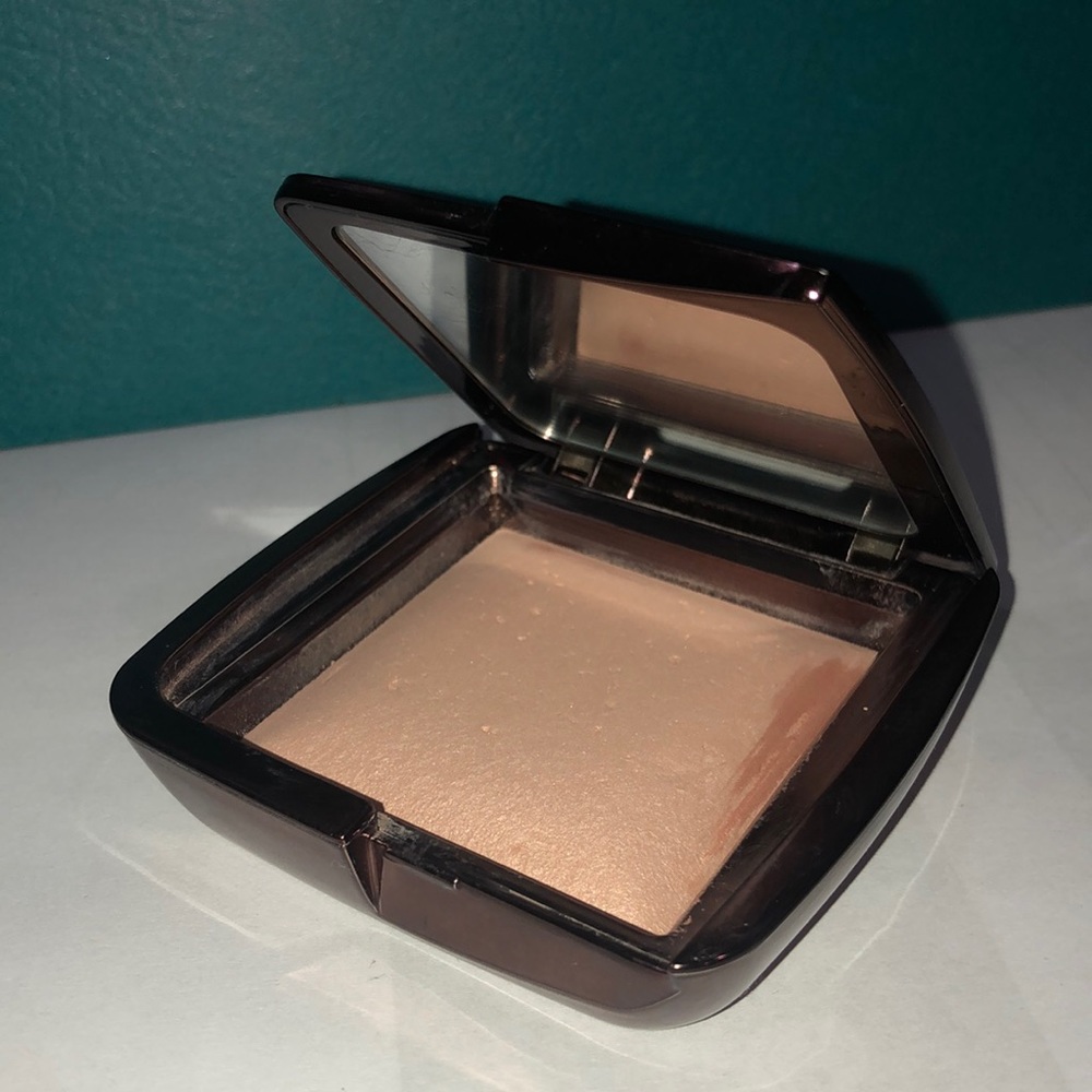 Hourglass ambient lighting powder in dim light